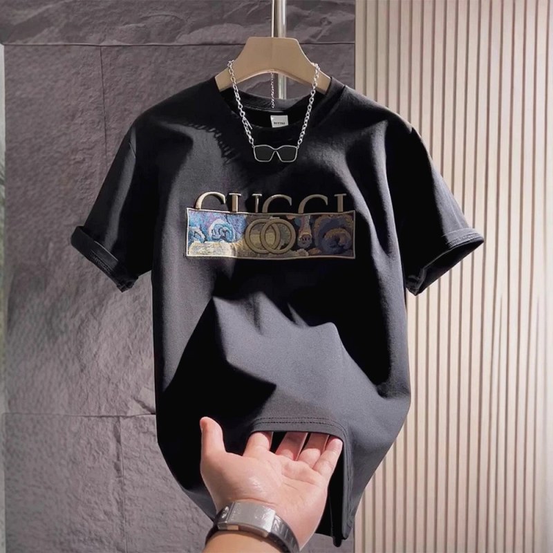Gucci Black T-Shirt in Casual Streetwear Style Review: We Measured the Chest Print Against the Collar Seam, Not the Mirror